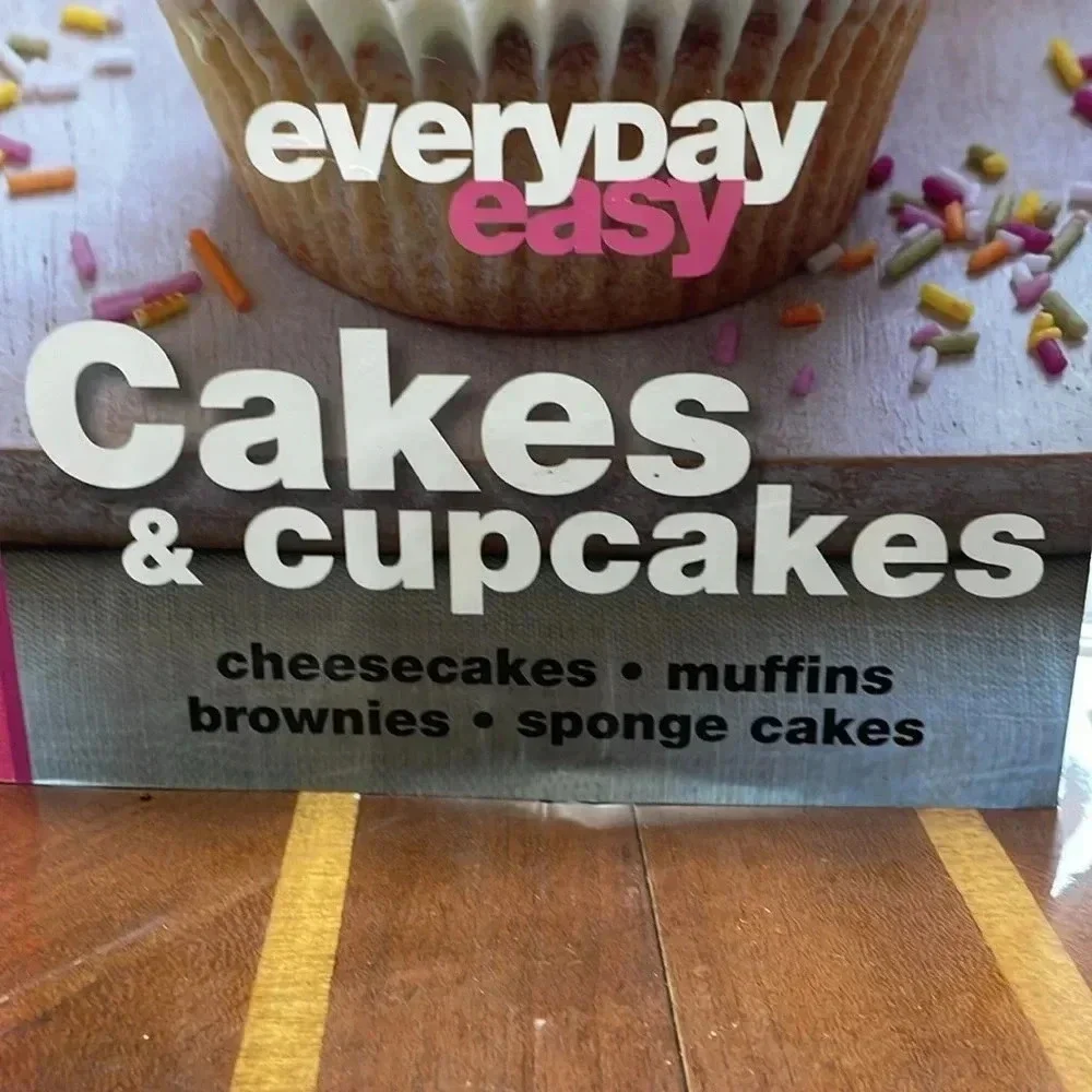 Every day easy cakes & cupcakes recipe book